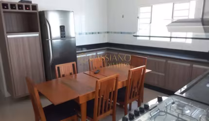 Sobrado mobiliado para locação de 255m² | 03 dormitórios, sendo 01 suíte e 02 vagas de garagem | Residencial Bosque dos Ipês - São José dos Campos |