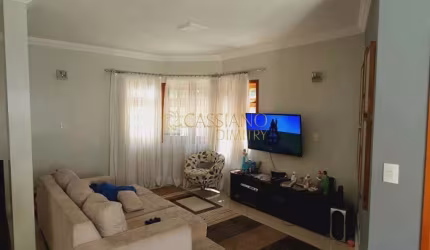 Sobrado à venda de 190m² | 03 dormitórios, sendo 01 suíte e 02 vagas de garagem | Condomínio Portal da Serra - Urbanova | São José dos Campos |