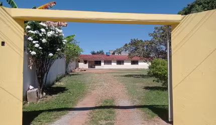 -Casa 03 quartos, condomínio fechado terreno de 1000m2 ótima localização