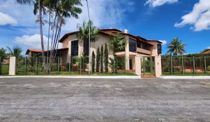 -Casa estilo colonial 5 quartos sendo 3 suítes melhor quadra do park way sala pé direito duplo área de lazer, piscina, churrasqueira imóvel muito confortável e agradável.