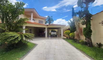-Excelente casa em lote 1000m2 Rua 10 área construída 1200m2 6 quartos sendo 3 suítes local Residencial/comercial