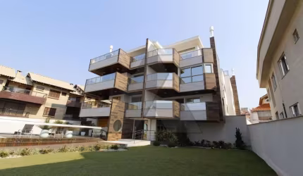 Apartamento de alto padrão com 3 suítes a beira Mar de Bombinhas Centro.