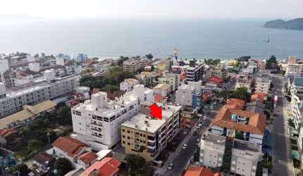 Apartamento com 2 quartos no centro de Bombinhas.