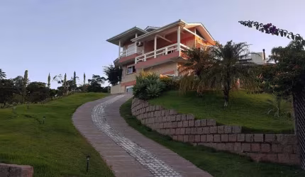 Linda Casa mobiliada em Condomínio Fechado, com vista para o Mar, no centro de B
