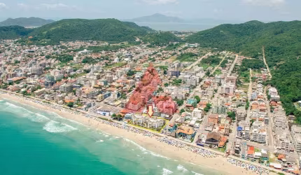 ✨ EXCLUSIVIDADE EM BOMBAS - 3 Suítes, Frente Mar e infraestrutura completa!