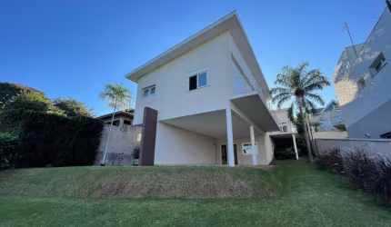 Casa em Condomínio com 5 Quartos e 6 banheiros para locação.
