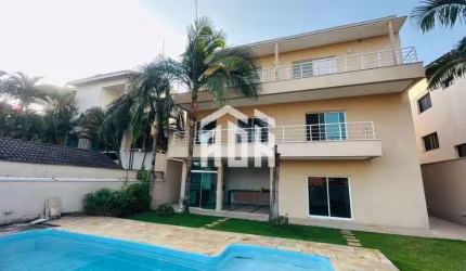 Ampla Residência com 3 Andares e Área de Lazer Completa