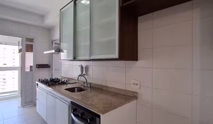 Prédio semi novo, frente ao mar