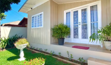 A VENDA CASA COM BARRACÃO COMERCIAL NO FUNDO