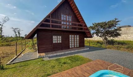 Casa Chalé com piscina em Balneário Barra do Sul - bairro Salinas