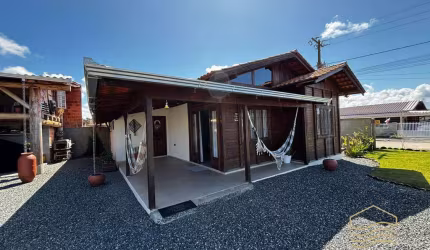 Casa madeira de lei com 3 quartos em Balneário Barra do Sul - Pinheiros