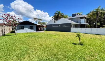 Casa à 200 metros da praia da Salinas - Balneário Barra do Sul