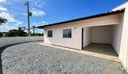 Casa de esquina com 3 quartos na praia da Salinas - Baln. Barra do Sul