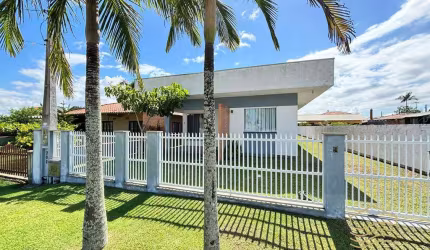 Casa de laje e suíte à 350m da praia da Salinas - Balneário Barra do Sul