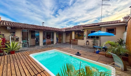 Casa com piscina em Balneário Barra do Sul - Centro