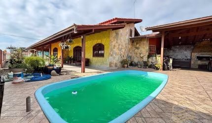 Casa de esquina com suíte e piscina - Centro - Balneário barra do sul