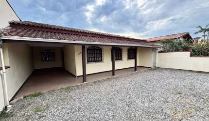 Casa com potencial comercial de 383,70m² em Baln. Barra do Sul - Centro