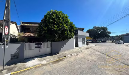 Sobrado com Sala Comercial e Vista Privilegiada -Bal. Barra do Sul -Centro