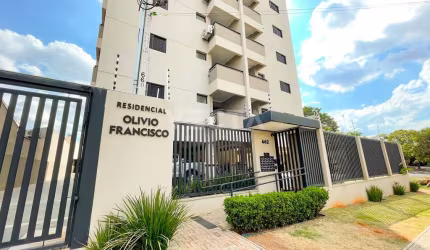 Edifício Olívio Francisco – 2 quartos (1 suíte), armários e ótima localização