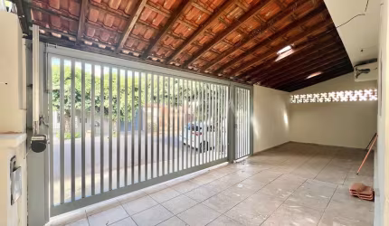Casa com 3 quartos e varanda coberta no bairro São Francisco