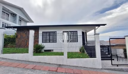 Casa 4 Quartos com 1 Suíte e 398m² - Centro