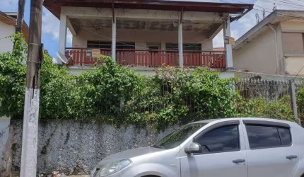 Casa à venda perto do metrô Jabaquara com 3 quartos e garagem coberta.