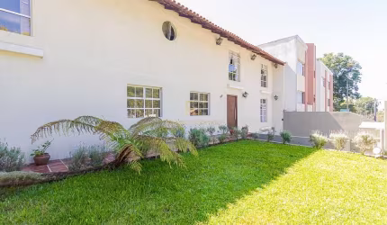 Casa Residencial Comercial de 314m |Bom Retiro | Curitiba- frente à Escola Alemã