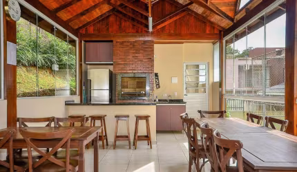 Maravilhosa Casa Rústica com 220m² em Condomínio no Abranches!