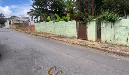 OPORTUNIDADE NO CENTRO DE MATEUS LEME/MG – IMÓVEL COM NASCENTE !