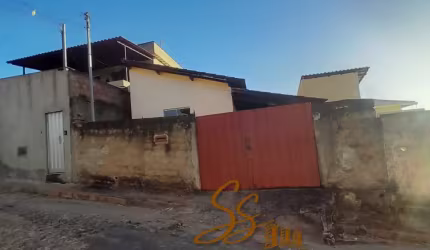 Casa no centro de Mateus Leme