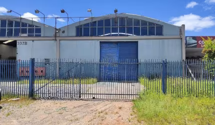 Galpão para alugar, 570.00 m2 por R$11400.00  - Uberaba - Curitiba/PR
