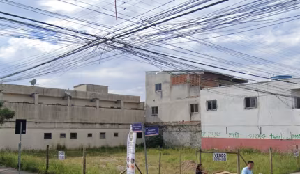 Terreno São Vicente com 480 m² em rua comercial.