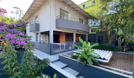 Casa de 4 Dormitórios locação anual na Praia Brava.