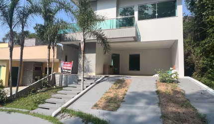 Casa em condomínio com piscina - Casa no Forest Hill com 03 suiítes