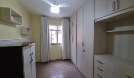 Excelente casa geminada de 2 quartos com garagem