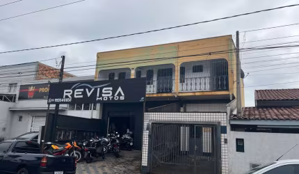 Salão Comercial de 322m² com 2 apartamentos na sobreloja e um apartamento nos fundos – Jardim Cândi