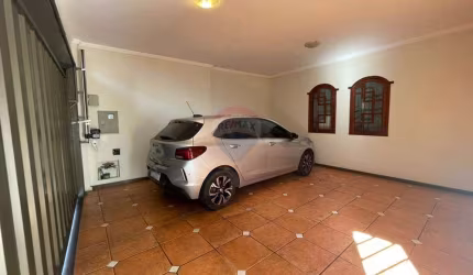 Casa ampla e bem localizada no bairro Queluz