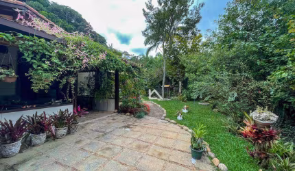 Casa com 3 dormitórios à venda, 211 m² por R$ 980.000,00 - Albuquerque - Teresópolis/RJ