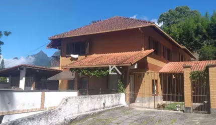 Casa com 3 dormitórios à venda, 350 m² por R$ 750.000 - Araras - Teresópolis/RJ