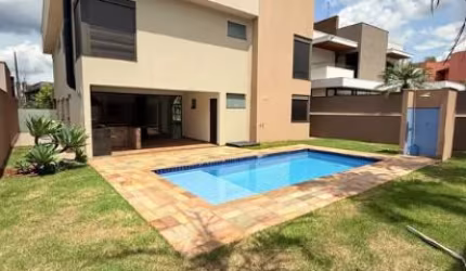 Linda casa moderna disponível para locação em condomínio fechado.