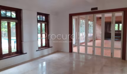 CASA EM CONDOMÍNIO COM 871,06 M² 05 QUARTOS SENDO 03 SUÍTES.