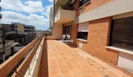 Apartamento central com terraço e 3 dormitórios.