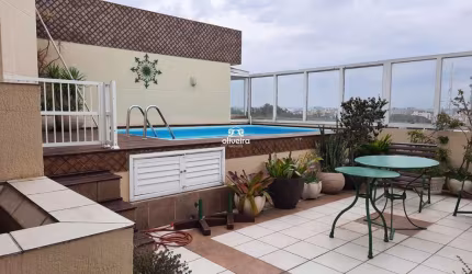 Cobertura duplex no centro com 3 dormitórios, terraço e piscina.
