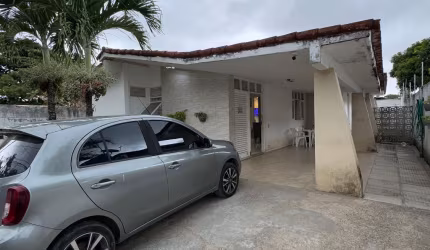 Excelente casa com piscina para venda em Candeias