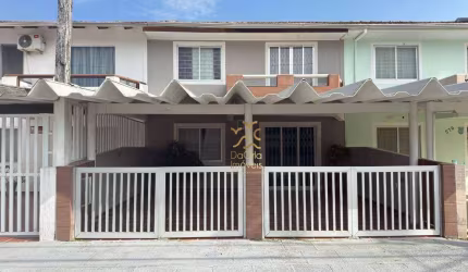 Sobrado em Guaratuba próximo a praia no Brejatuba - Casa com 3 quartos, 3 salas, 2 banheiros, 2 vagas, 120m². Rua Londrina - Brejatuba - GUARATUBA