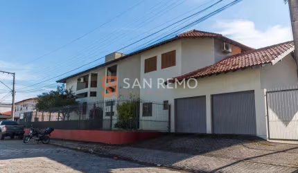 Casa em condomínio fechado com 5 quartos à venda na Rua Benjamin Gerlach, 1456, Fazenda Santo Antônio, São José, 608 m2 por R$ 2.250.000