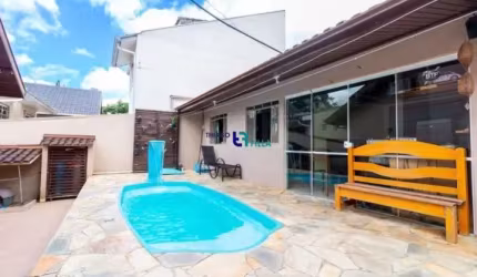 Casa com piscina à venda