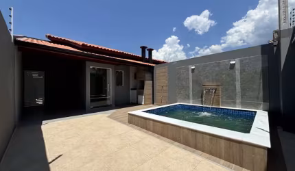 CASA NOVA COM PISCINA E COM PREÇO QUE DÁ ATÉ CALOR! VEM VER!