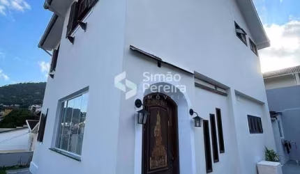 Belíssima e espaçosa casa à venda na Mosela, Petrópolis, RJ