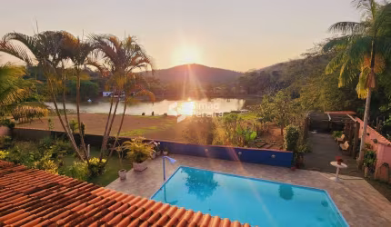 Exclusividade de  casa tipo chácara à venda, com vista para a lagoa em Simão Pereira, MG